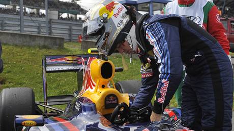 Úvodní trénink GP Nmecka: Vettel si bere volant ze svého vozu Red Bull, který vypovdl poslunost.