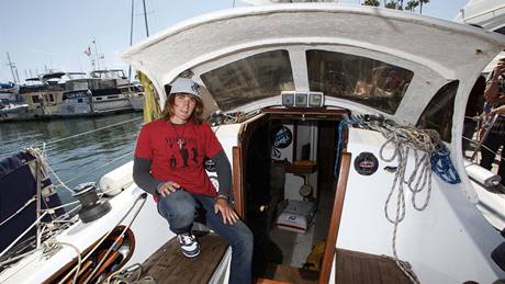 Nejmladí lovk, který obeplul svt, Zac Sunderland na své jacht Intrepid