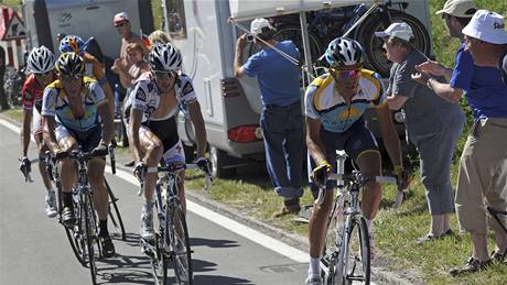 Alberto Contador se po 15. etap Tour de France oblékl do lutého trikotu.