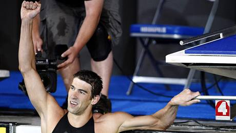 Michael Phelps oslavuje svtový rekord.