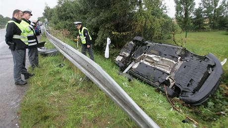 Dopravní nehoda na silnici R7 ze Slaného do Prahy, p�i které se zranili �ty�i lidé.