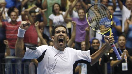 Davis Cup: Izraelský tenista Harel Levy slaví vítzství nad Rusem Igorem Andrejevem