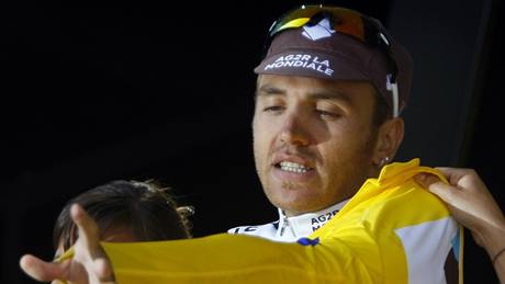 Ital Rinaldo Nocentini obléká žlutý dres na Tour de France