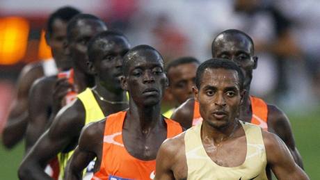 Kenanisa Bekele v ele závodu na 5000 metr v rámci Zlaté ligy v ím.