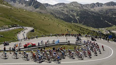 Pole cyklist na Tour de France stoupá v Pyrenejích