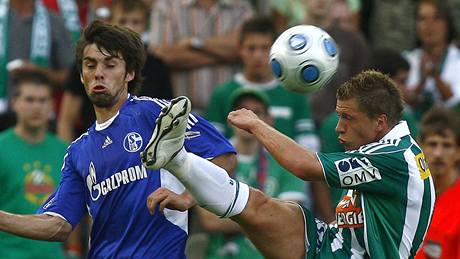 Jan Morávek v modrém dresu Schalke 04 bojuje o mí� s Christianem Thonhoferem z Rapidu Víde�