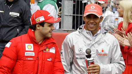 Felippe Massa (vlevo) a Lewis Hamilton