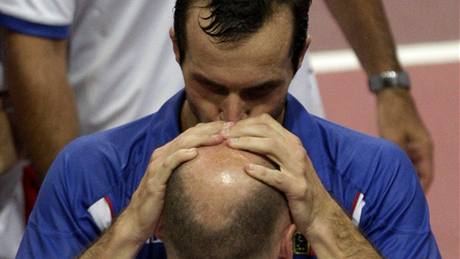Radek tpánek slaví postup do semifinále Davis Cupu polibkem na ple fyzioterapeuta Pavla Koláe.