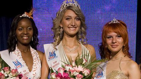 Vítzky soute Miss Deaf World 2009: první vicemiss Simhiwe Magagulová ze Svazijska, vítzka Diana Kovtunová z Ukrajiny a druhá vicemiss Maria Baranová z Ruska  