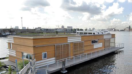 Hausbót Gewoonboot na kanále v Amsterdamu je ekologický, co to jen lo.