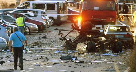 Exploze bomby nastraené v aut zranila 46 lidí a poniila budovu kasáren panlské Civilní gardy (29. ervence 2009)