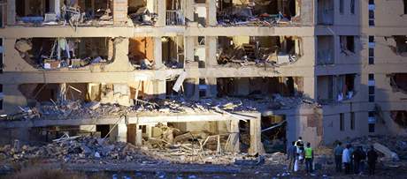 Exploze bomby nastraen v aut zranila 46 lid a poniila budovu kasren panlsk Civiln gardy (29. ervence 2009)