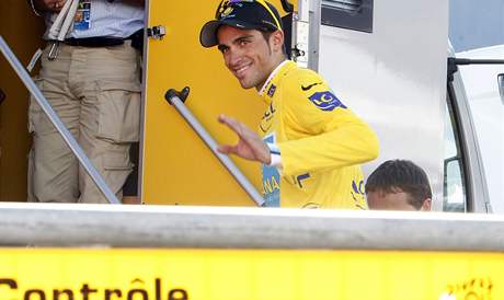 Pozdjí vítz Alberto Contador odchází na dopingovou kontrolu po jedné z etap letoní Tour de France
