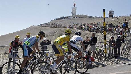 Cyklist na Tour de France stoupaj na vrchol Mont Ventoux