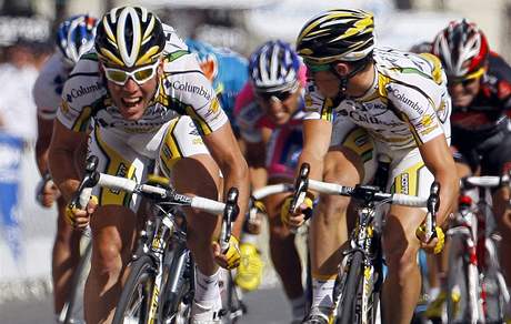 Mark Cavendish (vlevo) si v Pai spurtuje pro est etapov triumf na Tour de France 2009