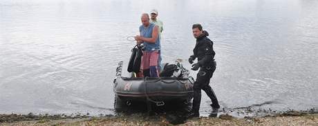 Vodní záchranáři a policejní potápěči ve Velké laguně Novomlýnských nádrží