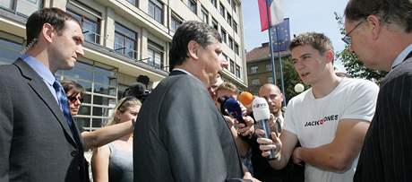 Premir Fischer hovo s novini ped Nejvym soudem v Brn