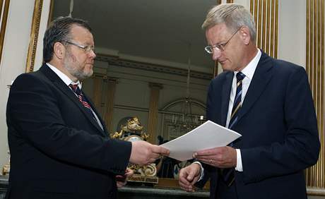 Islandský éf diplomacie Össur Skarphedinsson pedává ádost o vstup do EU védskému ministru zahranií Carlu Bildtovi. (23. ervence 2009)