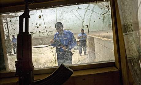 Únosci se pevlékli do uniforem irácké policie. Ilustraní foto