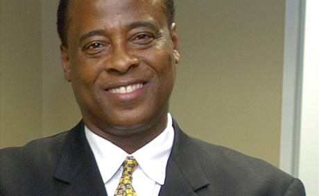 Doktor Conrad Murray, oetující léka Michaela Jacksona