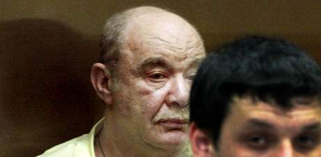 Mafiánský boss Semjon Mogilevi (uprosted) u moskevského soudu v roce 2008