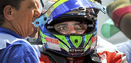 Zrann pilot Formule 1 Felipe Massa chvli po nehod v Budapeti (26. ervence 2009)