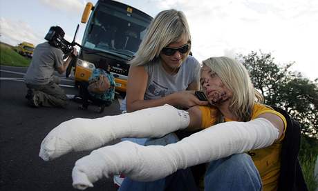 Zranná pasaérka, která cestovala autobusem Student Agency. Ten havaroval v Drahonicích u Lubence (20. ervence 2009)