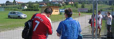 etí fanouci Arsenalu a Tomáe Rosického bhem soustední klubu v Rakousku.