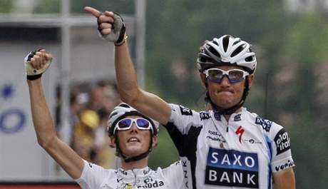 Frank (vpravo) a Andy Schleckov v cli 17. etapy Tour
