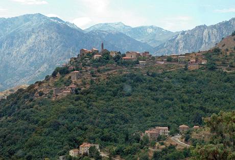 Jeden z typickch pohled z dlky na vesnici na Korsice