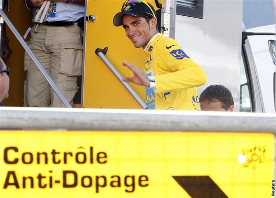 Pozdjí vítz Alberto Contador odchází na dopingovou kontrolu po jedné z etap letoní Tour de France