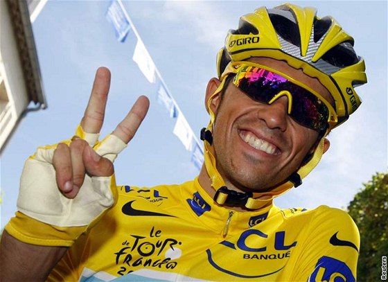 PODRUHÉ. panlský cyklista Alberto Contador letos získal lutý dres z Tour de France. V jakém týmu se pokusí o ten tetí?