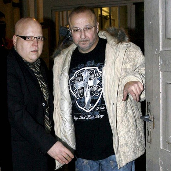 éf fotbalové Marily Jaroslav Starka (vpravo) a jeho advokát Julius Kramari.
