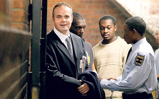Jihoafrický policista odvádí eského podnikatele Radovana Krejíe k soudu v Kempton Parku. (3. kvtna 2007)