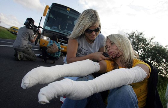 Zranná pasaérka, která cestovala autobusem Student Agency. Ten havaroval v Drahonicích u Lubence (20. ervence 2009)