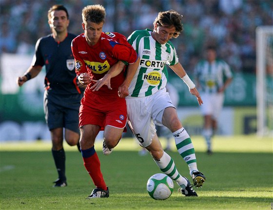 Ani útoník Jií Kaufman z Bohemians 1905 (vpravo), ani brnnský Luká Mareek se v dohrávce 1. kola neprosadili. Proto skonil duel 0:0.