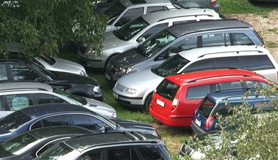 Rezidentům Dejvic a Bubenče ubírají parkovací místa Středočeši. Situaci zatím nezlepší ani záchytná parkoviště. Ilustrační foto