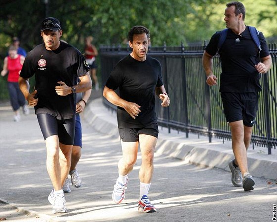 Nicolas Sarkozy pi kondiním bhu v newyorském Central Parku