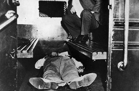 Mrtv tlo Johna Dillingera, zastelenho u kina v Chicagu 30. ervence 1934 