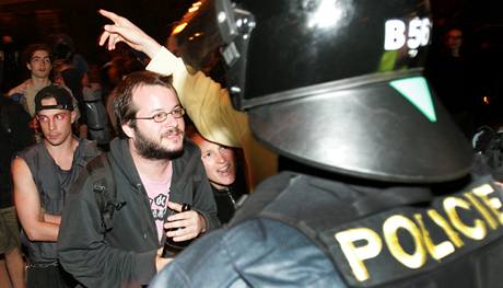 Policejn zsah na demonstrujc squatery ped vilou Milada (22. ervence 2009)