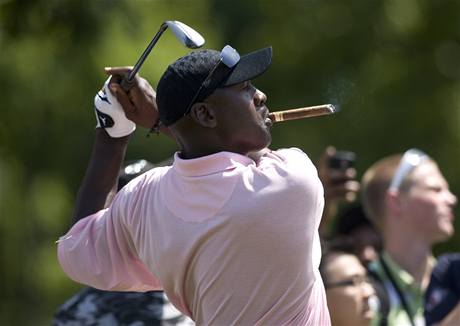 Basketbalista Michael Jordan pi pro-am turnaji ped Canadian Open.