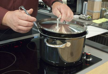 Vařením pod pokličkou se urychlí ohřev vody a uspoří se 50 % energie