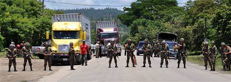 Hondurat vojci hldaj silnice u hranice s Nikaragou (24. ervence 2009) 