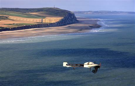 Francouzsk pilot Edmond Salis po sto letech zopakoval pelet kanlu La Manche na devnm jednoplonku (25. ervence 2009)