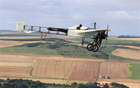 Francouzsk pilot Edmond Salis po sto letech zopakoval pelet kanlu La Manche na devnm jednoplonku (25. ervence 2009)