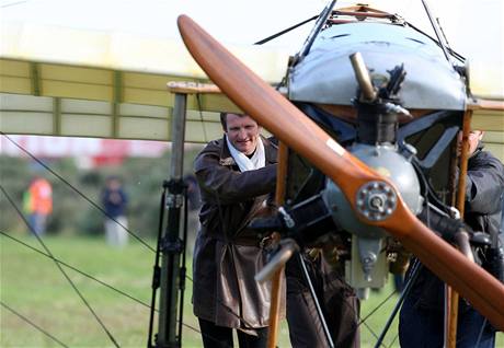 Francouzsk pilot Edmond Salis po sto letech zopakoval pelet kanlu La Manche na devnm jednoplonku (25. ervence 2009)