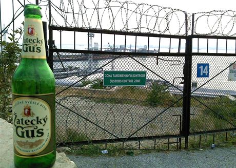 České pivo tu je velmi oblíbené. Dokonce i značky, které neznám. Foceno u přístavu v Novorossijsku.