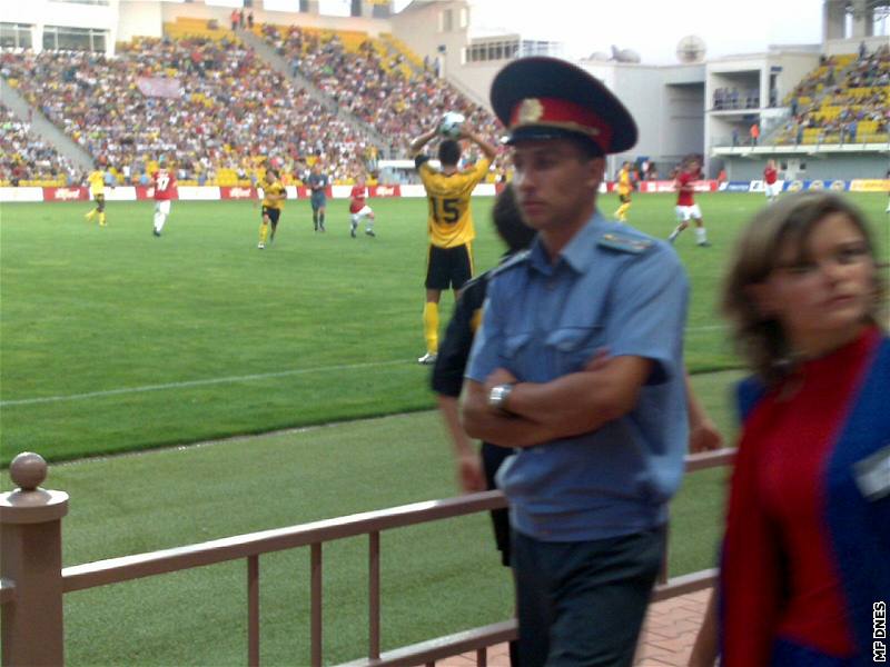 Podnstí, stadion v Tiraspolu. Veobecn skvlá nálada - Tiraspol dnes postoupí, pít dorazí komanda Slavia z Pragy