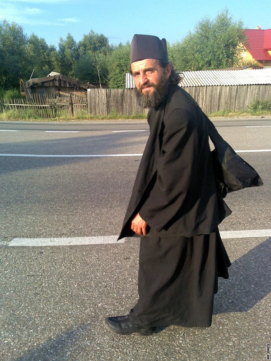 Mnich stopuje u rumunské Suceavy do svého klátera (foceno z mobilu)