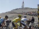 Cyklisté na Tour de France stoupají na vrchol Mont Ventoux